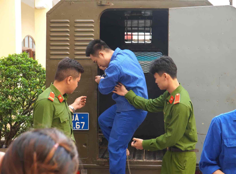 Sáng 18/3, bị cáo Danh Sơn - nguyên là bác sĩ Khoa Ngoại tổng quát Bệnh viện Đa khoa tỉnh Đồng Nai đã được cơ quan chức năng dẫn giải tới Tòa án Nhân dân tỉnh Đồng Nai để xét xử về tội giết người.