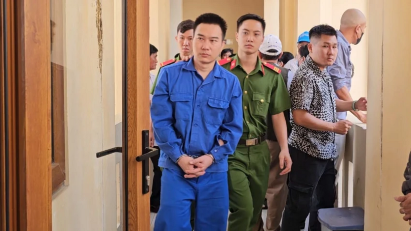 Bị cáo Danh Sơn đưa đến phòng xét xử.