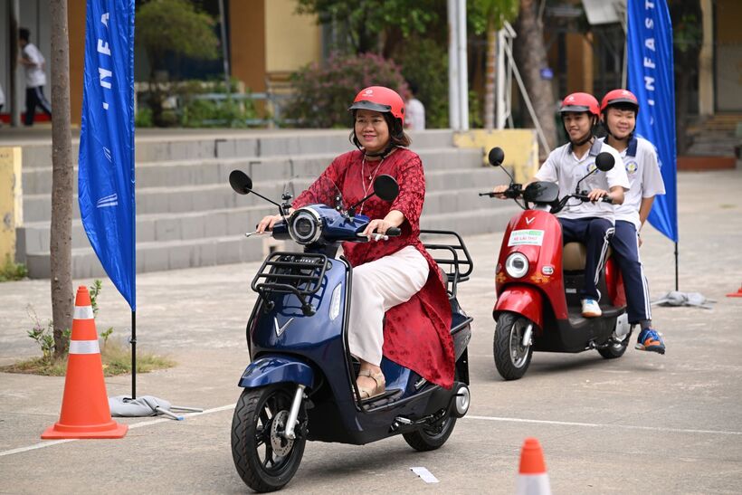 Giáo viên và học sinh trường THPT Hiệp Bình (TP.HCM) trải nghiệm các mẫu xe máy điện VinFast.