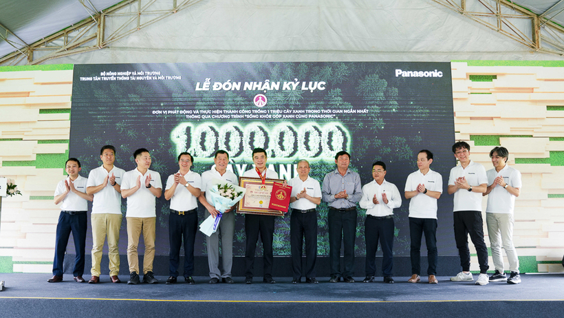 Đại diện Panasonic nhận chứng nhận kỷ lục “1 triệu cây xanh được trồng tại Việt Nam trong thời gian ngắn nhất” từ Tổ chức Kỷ lục Việt Nam