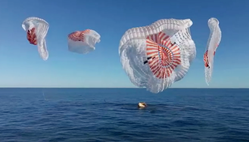Con tàu tiếp nước, sau đó một con tàu cứu hộ của SpaceX chờ sẵn gần đó tiến hành vớt khoang Crew Dragon ra khỏi mặt biển.