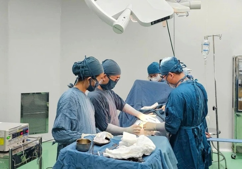 Các bác sĩ tiến hành phẫu thuật cho sản phụ. Ảnh: Báo Tuổi trẻ.