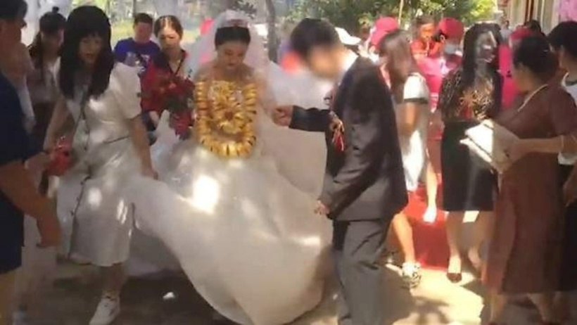 Số lượng vòng vàng "khủng" đã khiến cổ và vai cô dâu nặng trĩu đến mức đi lại khó khăn. Ảnh: Vietnamnet.