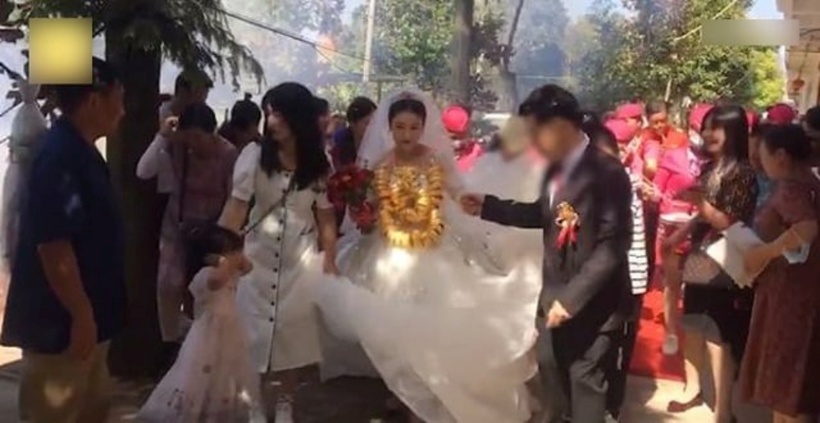 Cô dâu "ngộp thở" phải nhờ chú rể dìu vì đeo 60 chiếc vòng vàng trong ngày cưới - 2