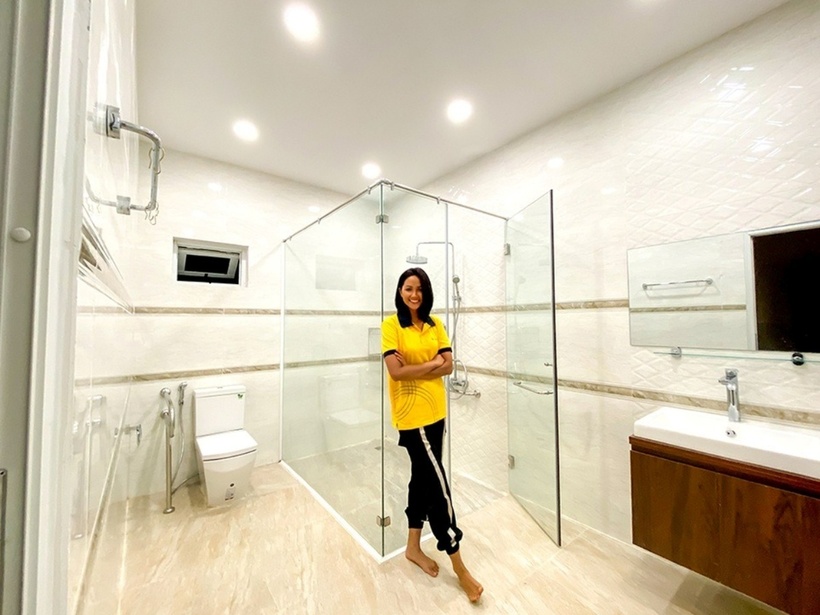 Trong nhà, chỉ duy nhất phòng ngủ của ba mẹ cô có nhà vệ sinh riêng, với thiết kế đặc biêt. “Tuy hiện tại ba mẹ còn khỏe mạnh, nhưng khi về già sẽ có nhiều bất tiện nên Hen làm cả thanh đỡ để tiện cho người già sử dụng”, cô nói.
