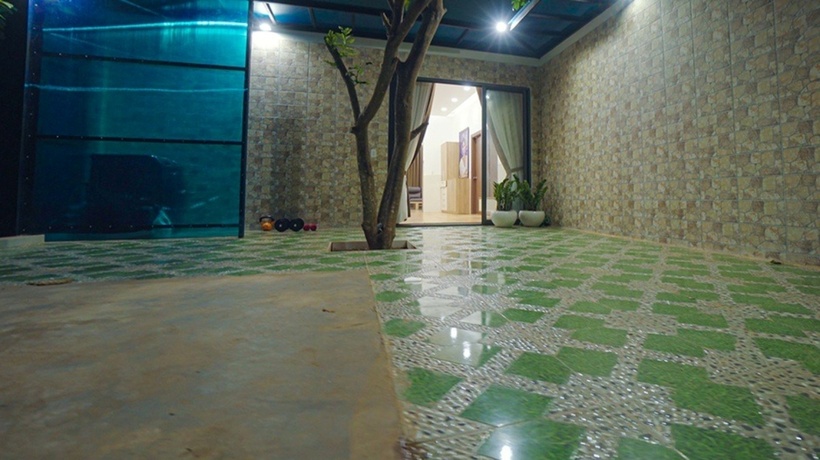 Cây bưởi do chính ông ngoại cô trồng. H'Hen Niê và gia đình quyết định giữ lại cây này.