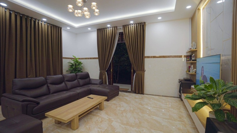 Không gian phòng khách rộng rãi, đặt một bộ sofa lớn. Nàng Hậu thích không gian nhà gần gũi thiên nhiên nên quyết định chọn vài chậu cây cảnh đặt trong nhà.