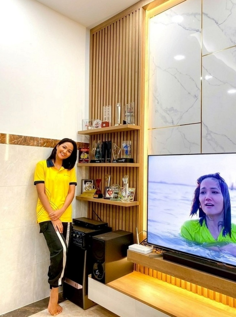 Cô cũng dành riêng một góc trong phòng khách để trưng bày các kỷ niệm chương, những thành quả mà mình nỗ lực đạt được trong những năm qua.