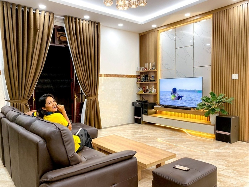 Trong căn nhà cũng có rất nhiều đồ dùng được làm bằng gỗ để tăng sự thân thiện. “Hen làm nhà theo sở thích chứ không tính toán gì cả”, cô chia sẻ.