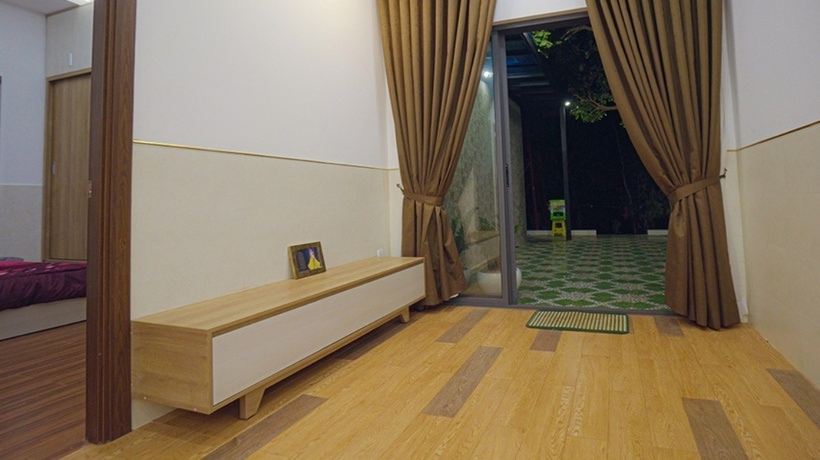 Nhà được ốp gạch chân tường lên cao hơn 1m để tránh đất đỏ bám vào. Nàng hậu giải thích: “Ở quê mọi người hay đi rẫy nên không thể tránh được việc làm bẩn phía dưới tường nên Hen cũng chú ý điểm này khi làm nhà”.