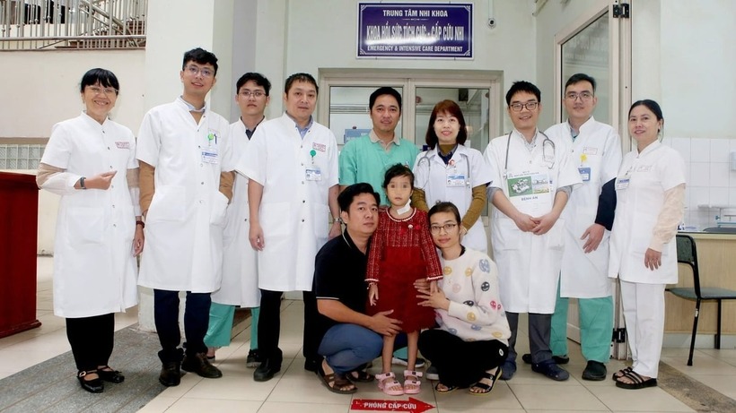 Gia đình bé gái chụp hình cùng đội ngũ y bác sĩ Bệnh viện Trung ương Huế. Ảnh: Báo Nông nghiệp