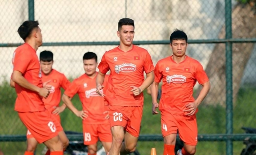 Các cầu thủ tập luyện chuẩn bị cho trận đấu.