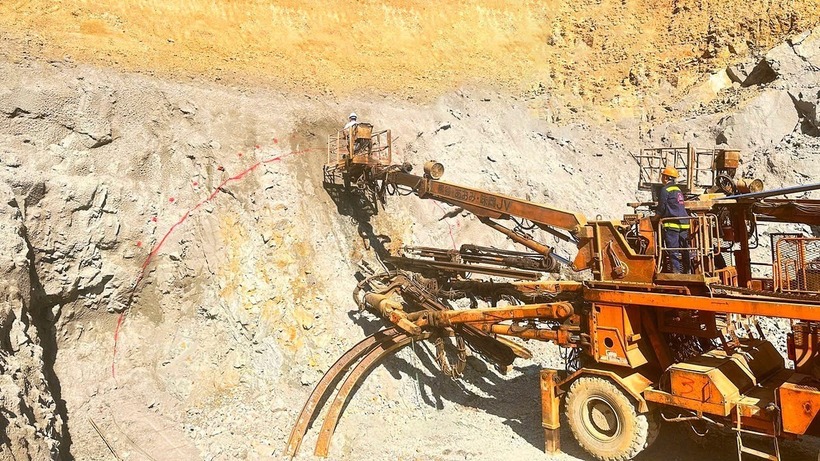 Công nhân khoan những mũi khoan đầu tiên nhánh phải phía đông hầm Phượng Hoàng