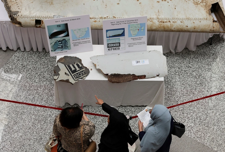 Các mảnh vỡ được cho là từ chiếc máy bay mất tích bí ẩn MH370 - Ảnh: REUTERS/Tuổi Trẻ