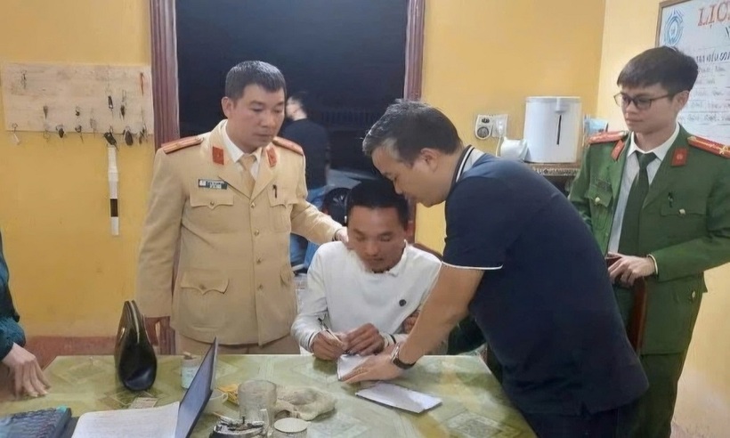 Đối tượng Hoàng Văn Th. cùng các tang vật bị lực lượng chức năng thu giữ.