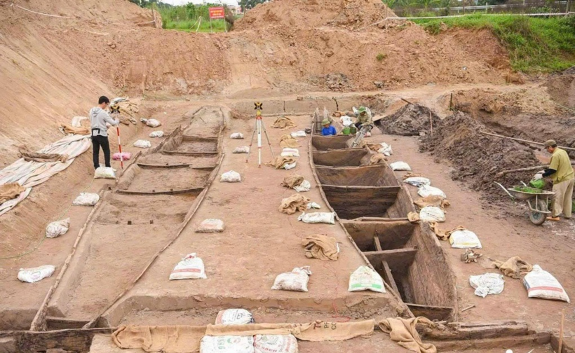 Hai chiếc thuyền được phát hiện khi người dân đào ao (Ảnh: Sở Văn hóa, Thể thao và Du lịch tỉnh Bắc Ninh/Dân Trí)