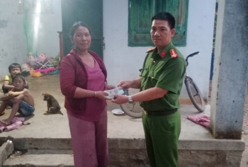 Đại uý Lê Văn Biên trao trả tài sản bị mất cho chị Katơr Thị Hính. Ảnh: VOV