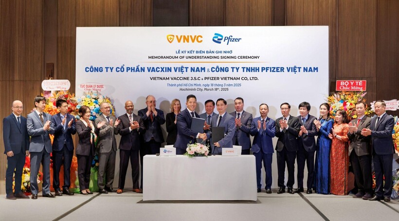 Ông Darrell Oh, Tổng Giám đốc Pfizer Việt Nam và ông Ngô Chí Dũng, Chủ tịch Hội đồng Quản trị kiêm Tổng Giám đốc Hệ thống tiêm chủng VNVC và Nhà máy Vaccine và Sinh phẩm VNVC ký biên bản ghi nhớ hợp tác trong lĩnh vực sản xuất vaccine. Ảnh: Hữu Luận