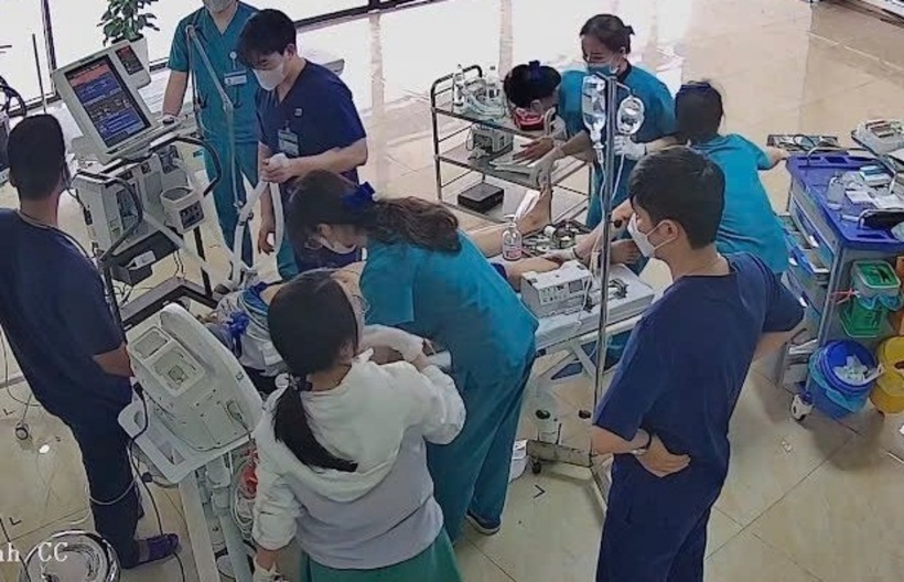 Bệnh nhân được cấp cứu tại bệnh viện. Ảnh: Báo Quảng Bình.