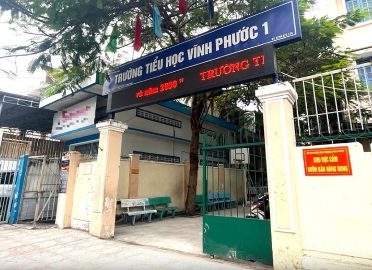 Ngôi truờng nơi cô giáo tiểu học "tố" bị hai cha con xông vào lớp học, lôi ra sân trường xé áo. Ảnh: Tuổi Trẻ.