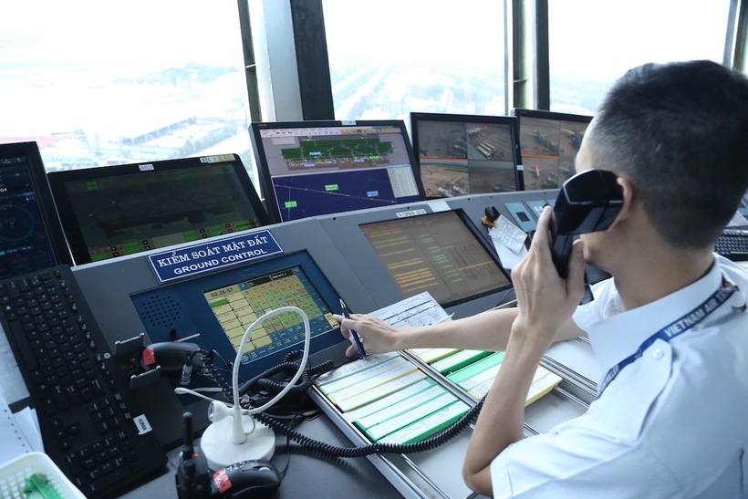 Kiểm soát viên không lưu làm việc tại Trung tâm Kiểm soát Tiếp cận - Tại sân Nội Bài