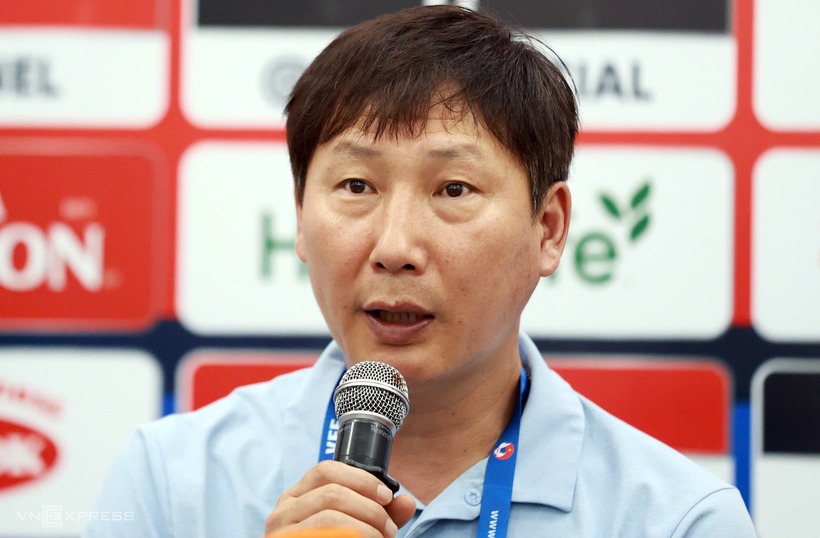 HLV Kim Sang-sik họp báo sau trận Việt Nam thắng Campuchia 2-1. Ảnh: Vnexpress.
