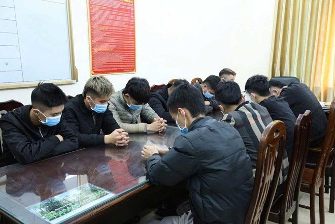 Nhóm thanh thiếu niên tại cơ quan công an. Ảnh: Lao Động