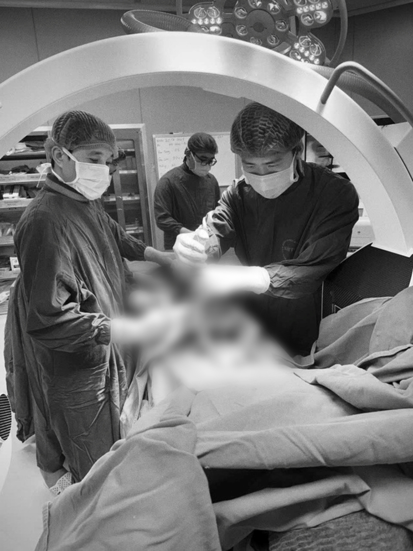 Các bác sĩ thực hiện kỹ thuật bắt vít cột sống qua da thông qua hệ thống định vị C-ARM. Ảnh: Sức Khỏe & Đời Sống