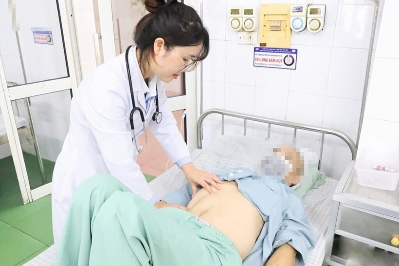 Bác sĩ thăm khám cho bệnh nhân. Ảnh: Tạp chí Tri Thức