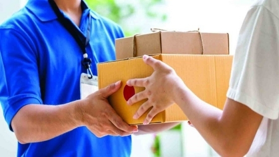 Bộ Công an cảnh báo cách hạn chế nguy cơ bị shipper mạo danh lừa đảo. (Ảnh minh họa)