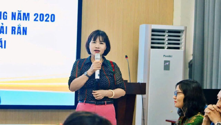 Luật gia Phan Thị Thúy Nga - Chi hội trưởng Chi hội Luật gia phường Bưởi trong một buổi tuyên truyền phổ biến pháp luật.