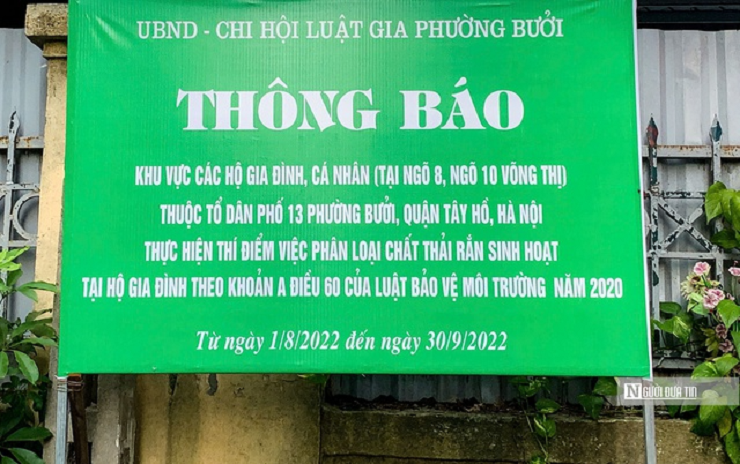 Hình ảnh pano tuyên truyền, thông báo nơi thí điểm phân loại chất thải rắn sinh hoạt.