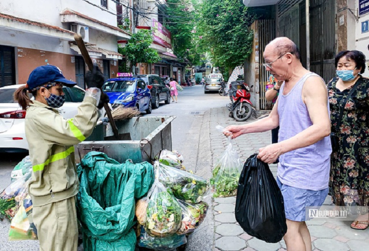 Hộ gia đình đã phân loại chất thải rắn sinh hoạt bỏ vào nơi thu, gom.