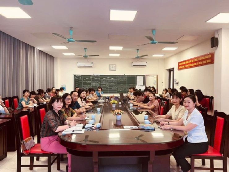 Giáo viên, học sinh trường THCS Đông Thái, phường Bưởi dự Hội nghị tuyên truyền phổ biến Luật Bảo vệ môi trường 2020.