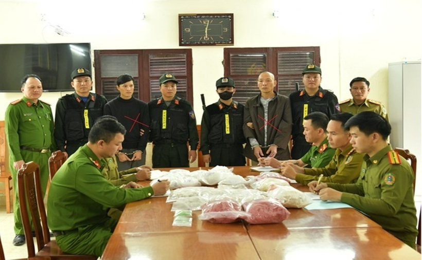 Hai đối tượng Đinh Hồng Thuấn (áo dài xám) và Phạm Lê Tuấn Anh (áo khoác đen). (Ảnh: Người lao động)