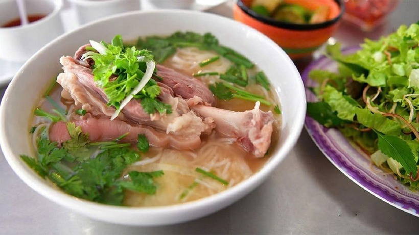 Bún chìa hay còn gọi là bún giò chìa là sự biến tấu đặc biệt trong ẩm thực của người dân xứ thủ phủ cà phê Buôn Ma Thuột.