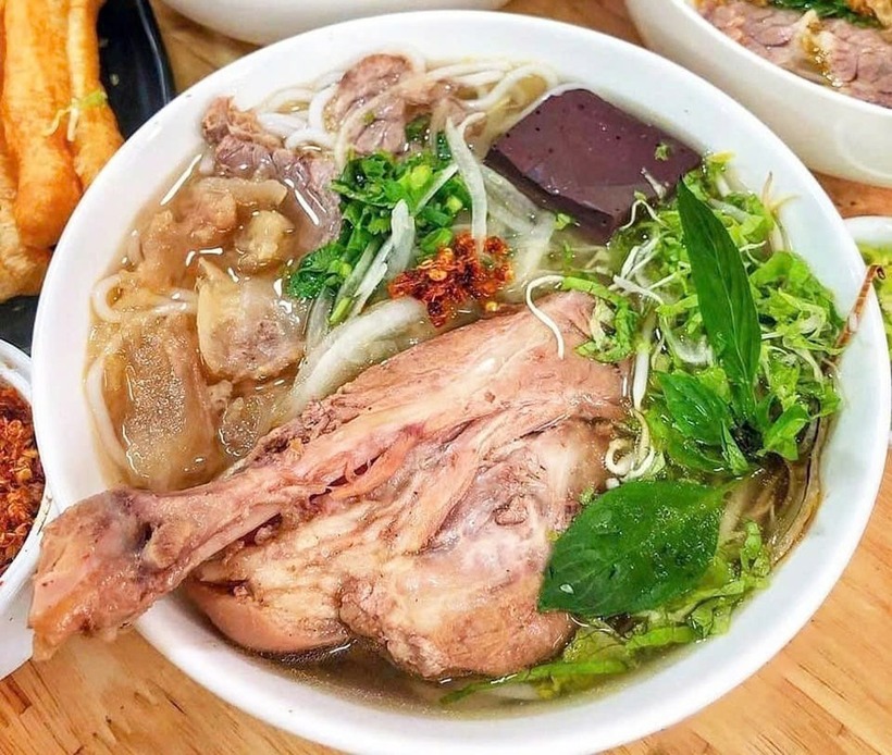 Thoạt nhìn, tô bún không quá đặc biệt, hình thức và hương vị khá giống bún bò nổi tiếng của người Huế. Điểm khác biệt nhất của món bún chìa nằm ở phần nguyên liệu.
