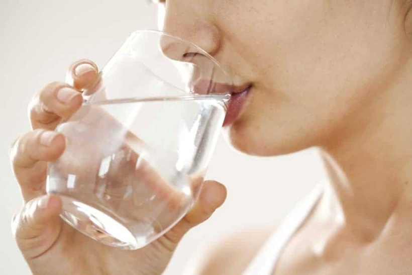 Cơ thể không đủ nước là nguyên nhân chính gây ra sỏi thận, làm cho lượng nước tiểu ít.