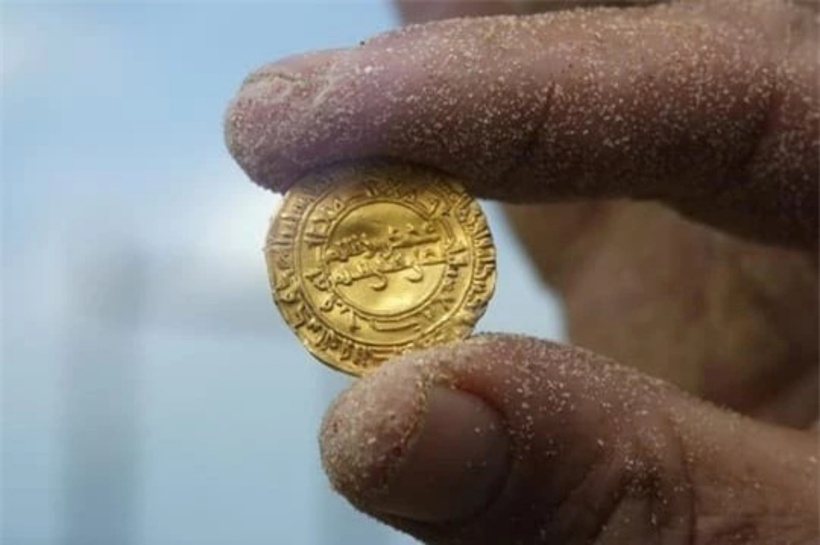 Trên đồng xu vàng khắc chữ Ả Rập. Ảnh: Reuters.