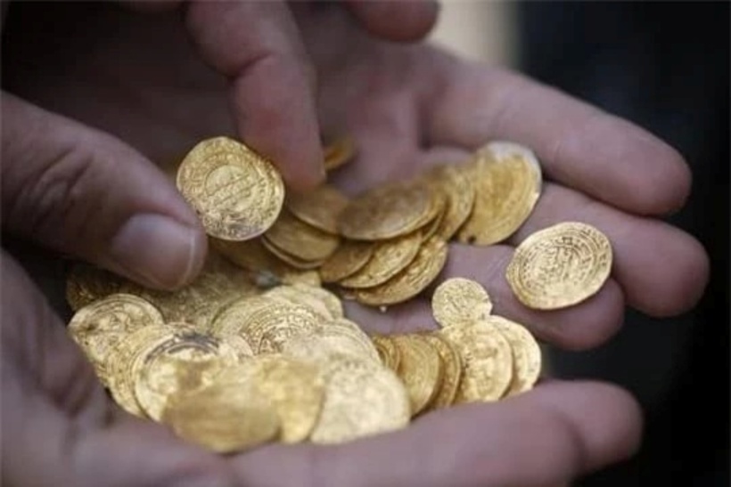 Có khoảng 2.000 đồng xu đã được đưa lên bờ. Ảnh: Reuters.