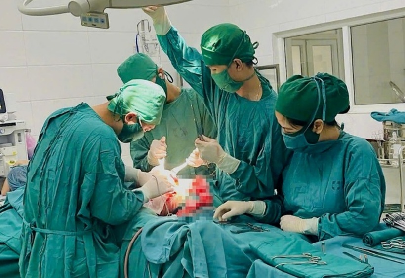 Êkip bác sĩ phẫu thuật cắt bỏ khối u mỡ cho bệnh nhân. Ảnh: Sức khỏe & Đời sống.