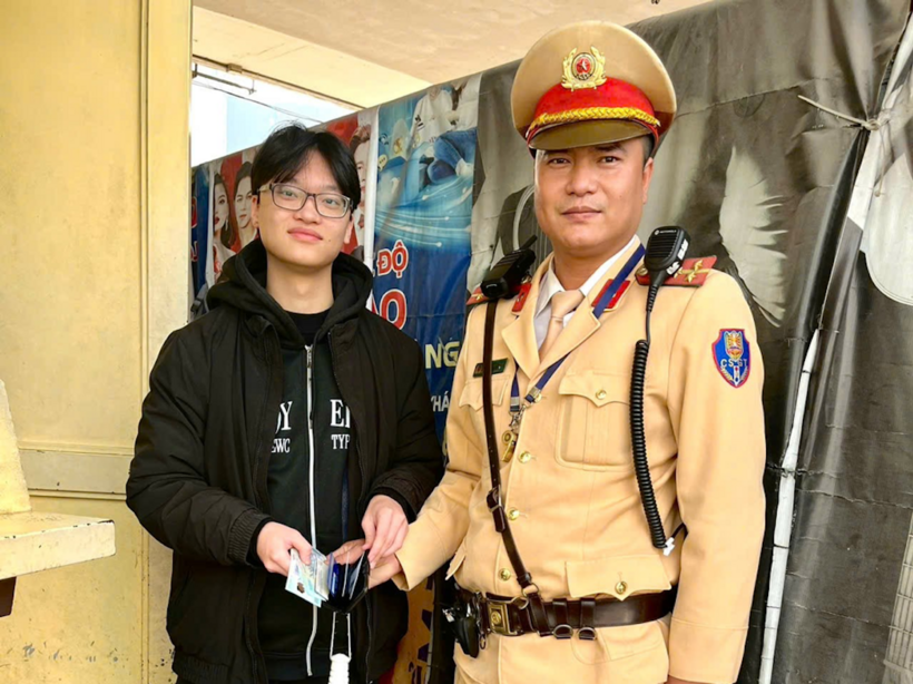 Đại úy Nguyễn Văn Hoài bàn giao lại tài sản thất lạc cho nam sinh viên