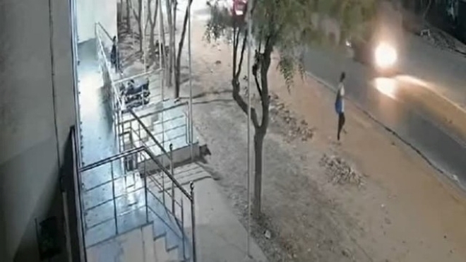 Cô gái bị ô tô tông trúng khi đi bộ qua đường. Ảnh: Người đưa tin