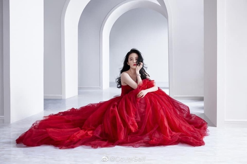 Việc lựa chọn trang phục phù hợp để kết hợp với màu son này không phải lúc nào cũng dễ dàng.