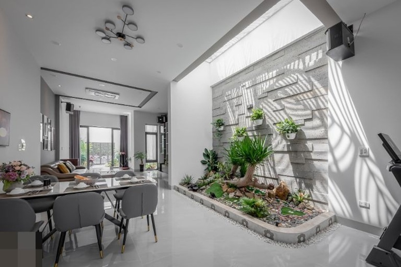 Tiểu cảnh giếng trời không chỉ tăng tính thẩm mỹ cho ngôi nhà mà còn mang lại nhiều lợi ích thiết thực.