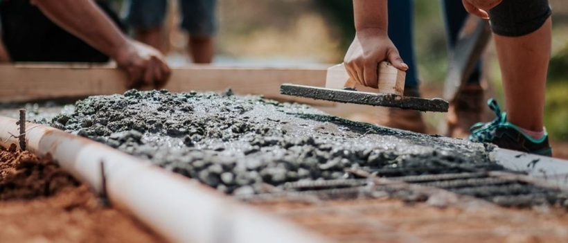 Việc pha trộn xi măng và cát đúng tỷ lệ đóng vai trò then chốt, quyết định trực tiếp đến chất lượng và độ bền của công trình.