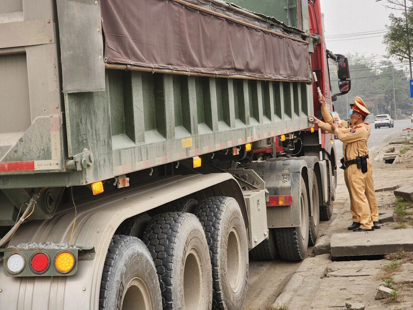 CSGT Hà Nội xử lý trường hợp xe có dấu hiệu chở quá tải trọng