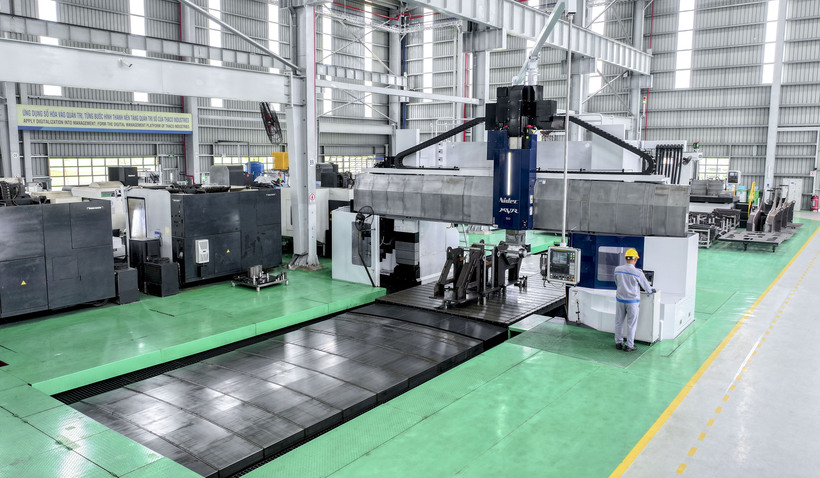 Máy phay giường CNC 2 trụ 5 mặt tại Nhà máy Cơ khí chính xác và khuôn mẫu.jpg