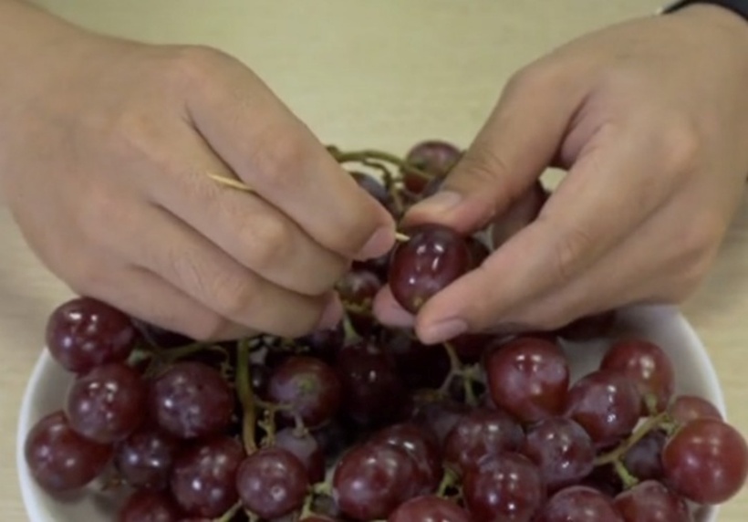 Bóc vỏ nho đơn giản bằng chiếc tăm - 1