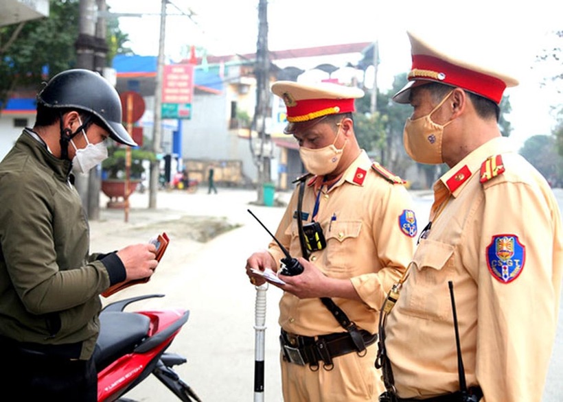 Việc không gạt chân chống khi lái xe máy không chỉ gây nguy hiểm cho bản thân mà còn tiềm ẩn nguy cơ gây tai nạn cho người tham gia giao thông khác. Ảnh minh họa